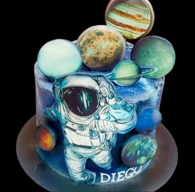 Tarta decorada con un astronauta y planetas del sistema solar. Nombre "Diego".