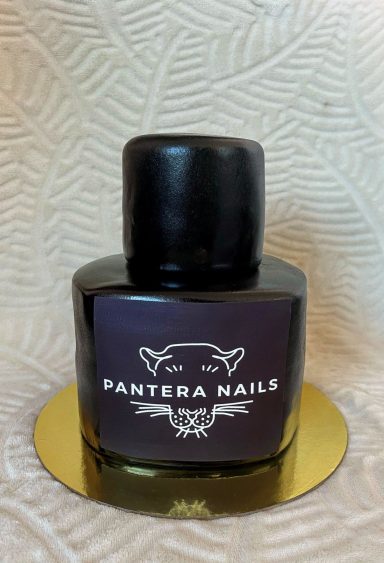 Esmalte de uñas de la marca Pantera Nails en frasco negro con etiqueta morada.