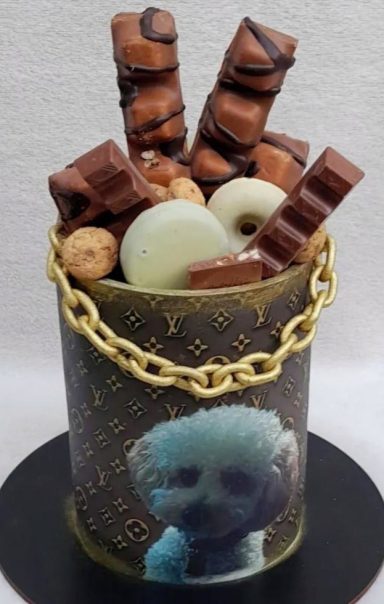 Contenedor decorativo con dulces, chocolates y un diseño de un personaje en la parte frontal.